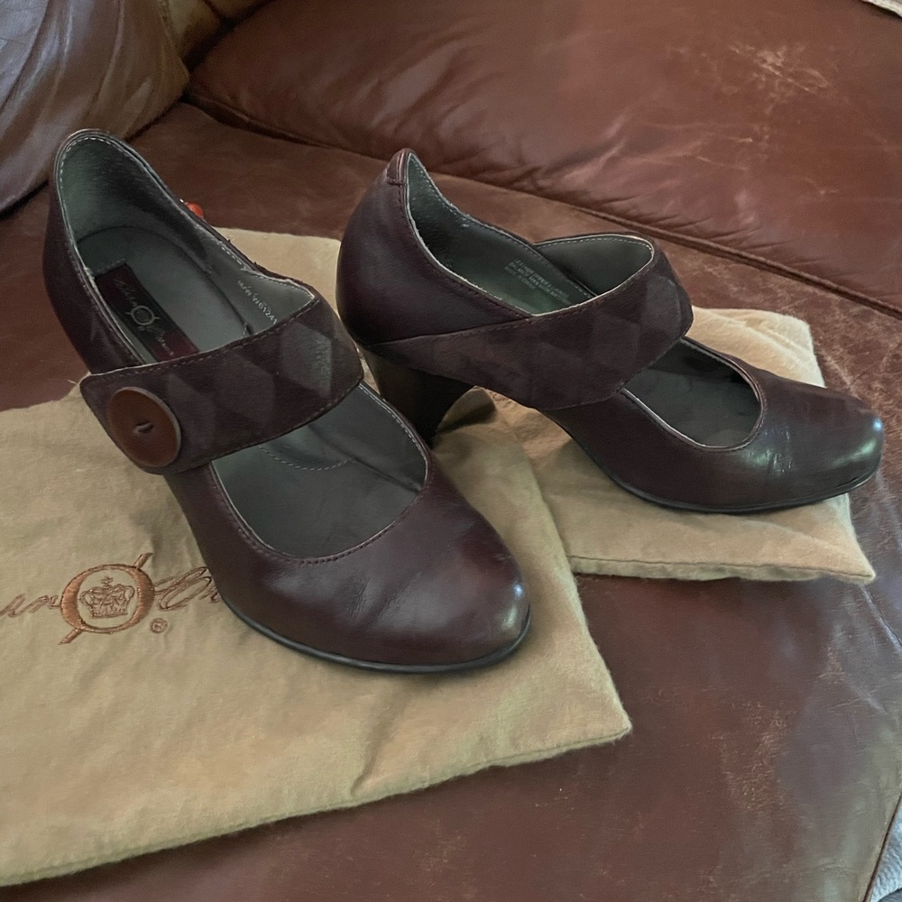 Born Mary Jane’s good a little wear on the heel.